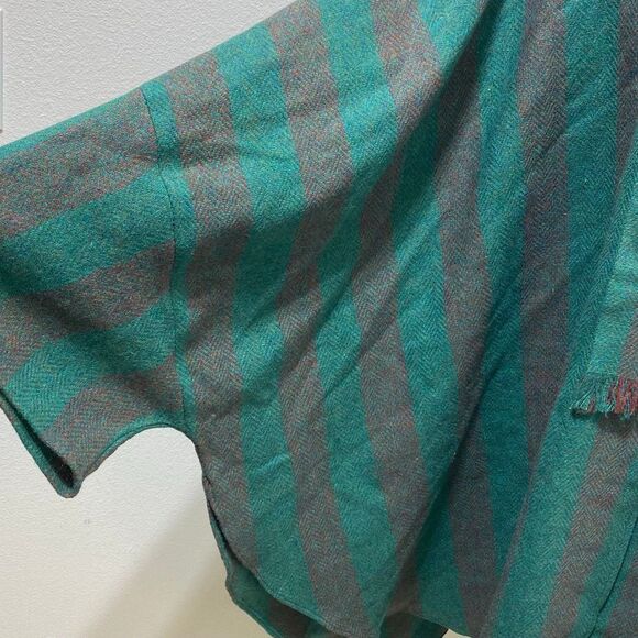 Triona Design Roisin Cape Poncho Donegal
Plaid Wool Ireland One Size Fits Most - Picture 3 of 8